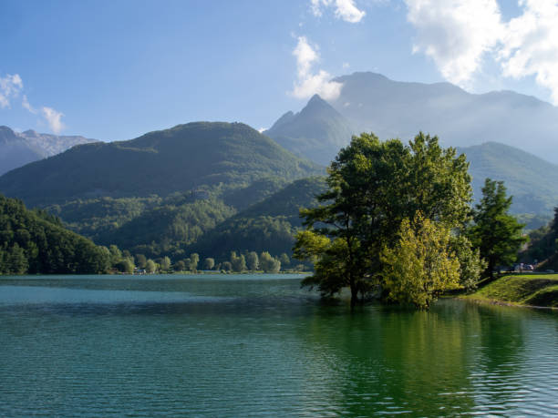 Il Lago di Gramolazzo tra le Alpi Apuane