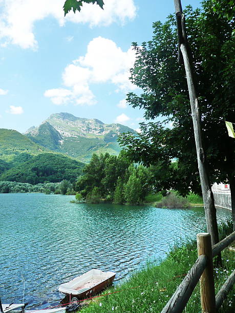 Le luci del borgo di Gramolazzo riflesse sul lago di sera