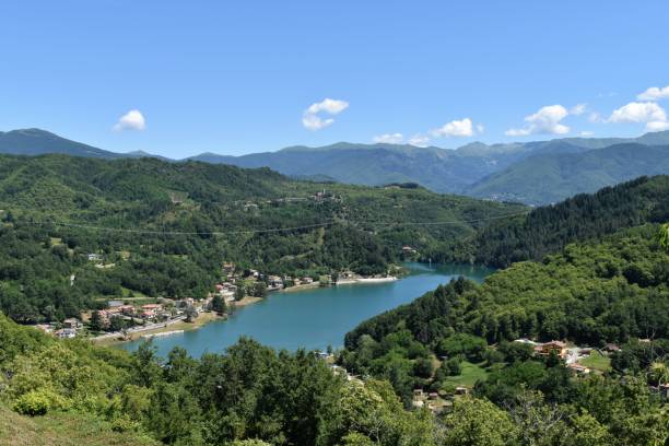 Il Lago di Gramolazzo con le Alpi Apuane sullo sfondo, Minucciano